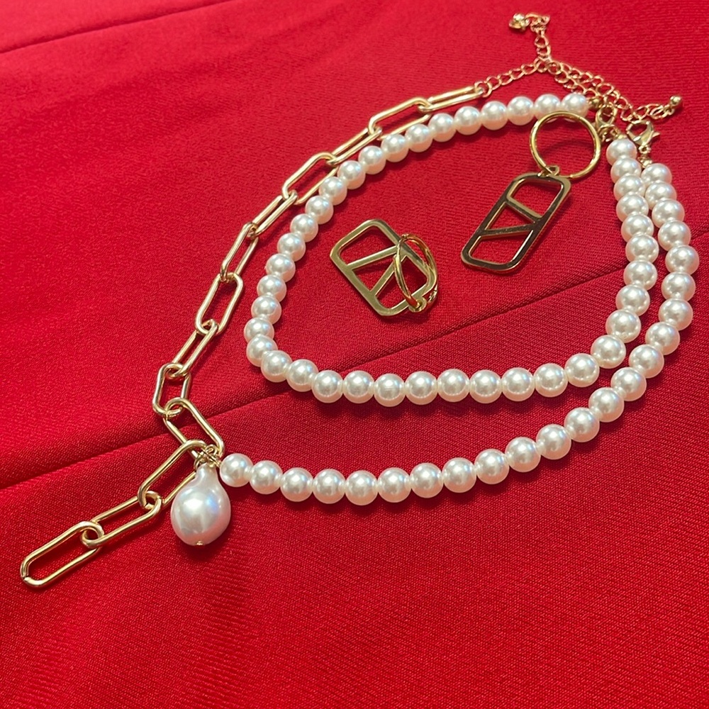 Set/bundle: Very beautiful V logo earrings and faux pearls necklace in gold.
